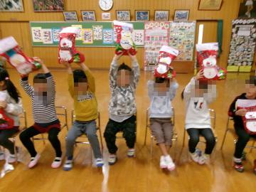 4歳児がサンタさんからプレゼントをもらって喜んでいる写真