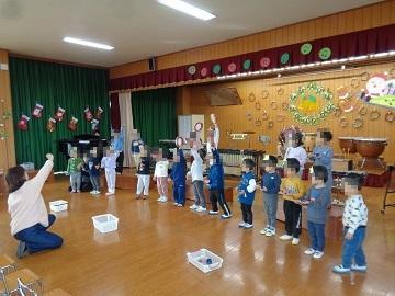 3歳児が楽器遊びをしている写真