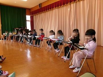 4歳児が鍵盤ハーモニカをしている写真