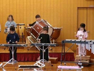 4歳児が合奏をしている写真