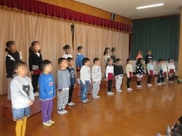 5歳児が歌を歌っている写真