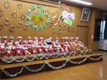 クリスマスの靴下にプレゼントがはいっている写真