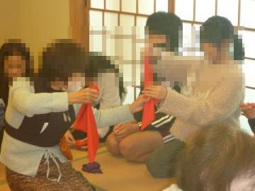 茶室にてふくささばきを教わる児童たちの様子