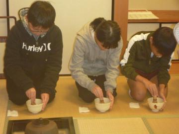 茶室にてお茶を立てる児童たちの様子