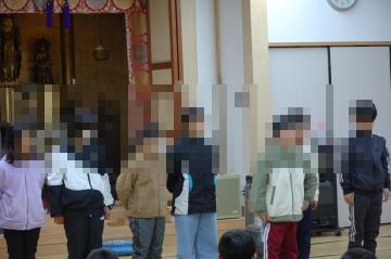 室内において、他校のとの交流会で学校紹介をする児童の様子