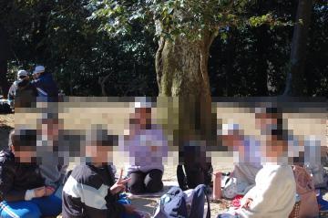 屋外で班の友達とお弁当を食べている様子