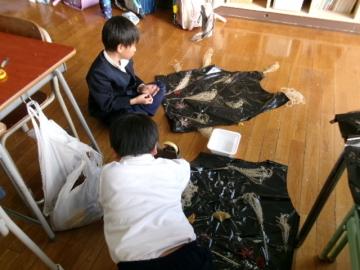 教室内で制作に試行錯誤している児童たちの様子