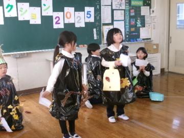 教室内で説明している児童たちの様子