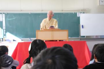 教室内で落語家さんが話している様子