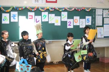 教室内で説明の続きをしている児童たちの様子