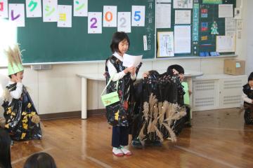 教室内で話をしている児童たちの様子