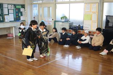 教室内でポーズを決めている児童たちの様子