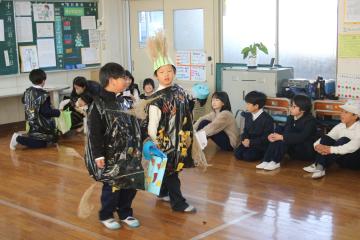 教室内でかっこよく歩いている児童たちの様子