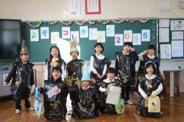 教室内でみんなでポーズを決めている児童たちの様子