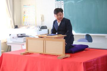 教室内で6年生の児童が話している様子