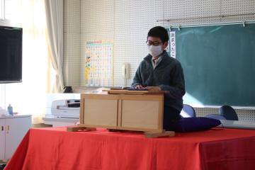 教室内で6年生2人目の児童が話している様子