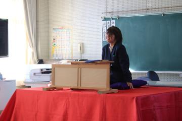 教室内で4年生の児童が落語に挑戦している様子