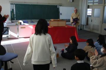 教室内で感想を言っている児童たちの様子