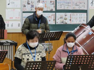 楽器を演奏する生徒さんのようす