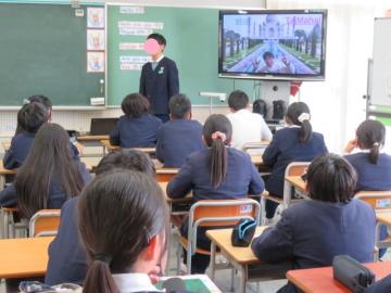 インドについてスピーチする6年生