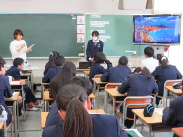 ハワイについてスピーチする6年生