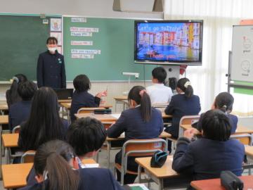 イタリアについてスピーチする6年生