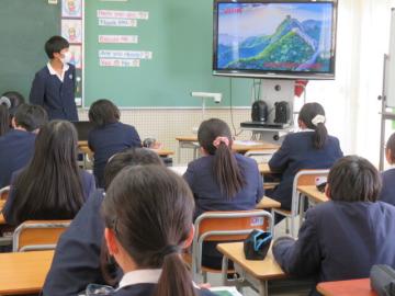 中国についてスピーチする6年生