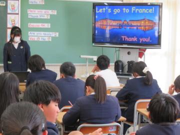 フランスについてスピーチする6年生