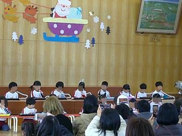 5歳児が鍵盤ハーモニカを演奏している様子