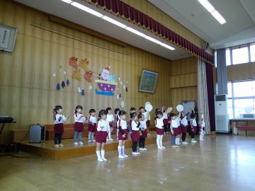 3歳児が合奏をしている様子