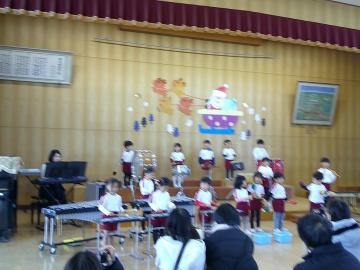 4歳児が合奏をしている様子