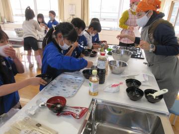 2年生が自分の班の調味料を準備している様子