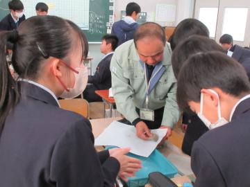8年生が専門家からアドバイスを受けている様子