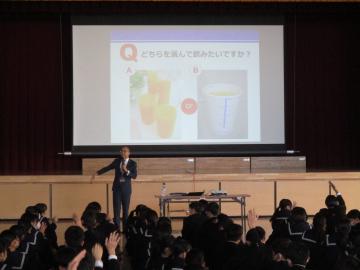 講義を聞く生徒たちの様子