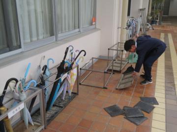 傘立てそうじのようす