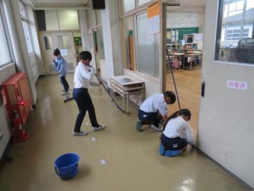 3年ろうかそうじのようす