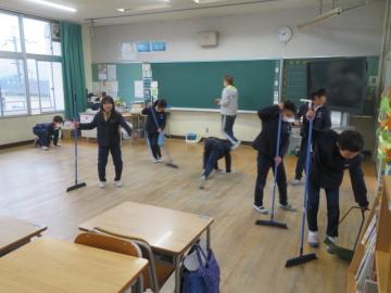 4年教室そうじのようす