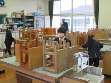 4年理科室そうじのようす