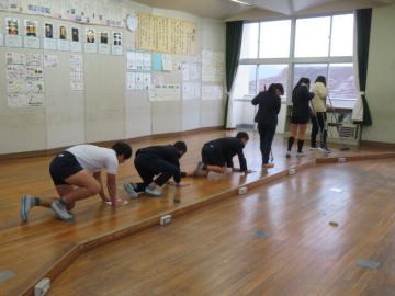 6年音楽室そうじのようす