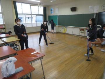 6年教室のそうじのようす