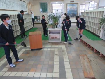 児童玄関のそうじのようす