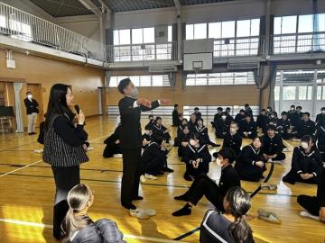 体育館内で参加者がジェスチャーをしている写真(個別の様子)