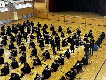 体育館内で参加者がジェスチャーをしている写真(全体の様子)