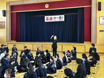 体育館内で参加者がジェスチャーをしている写真(前列の様子)