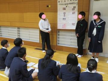 体育館内でカリカリ大作戦の発表をする参加者の様子