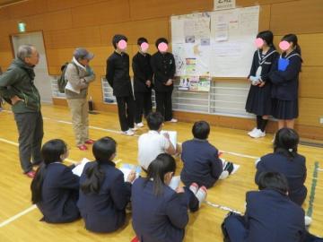 体育館内で夢前の生き物図鑑の発表をする参加者の様子