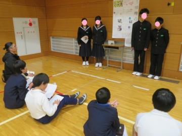 体育館内で梅の追求についての発表をする参加者の様子