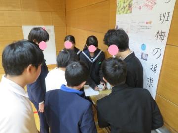 体育館内で梅の加工品の試食をする参加者の様子