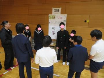 体育館内で梅の加工品についての質疑応答をする参加者の様子