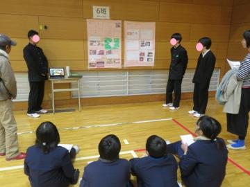 体育館内で夢前町のお店についての発表をする参加者の様子